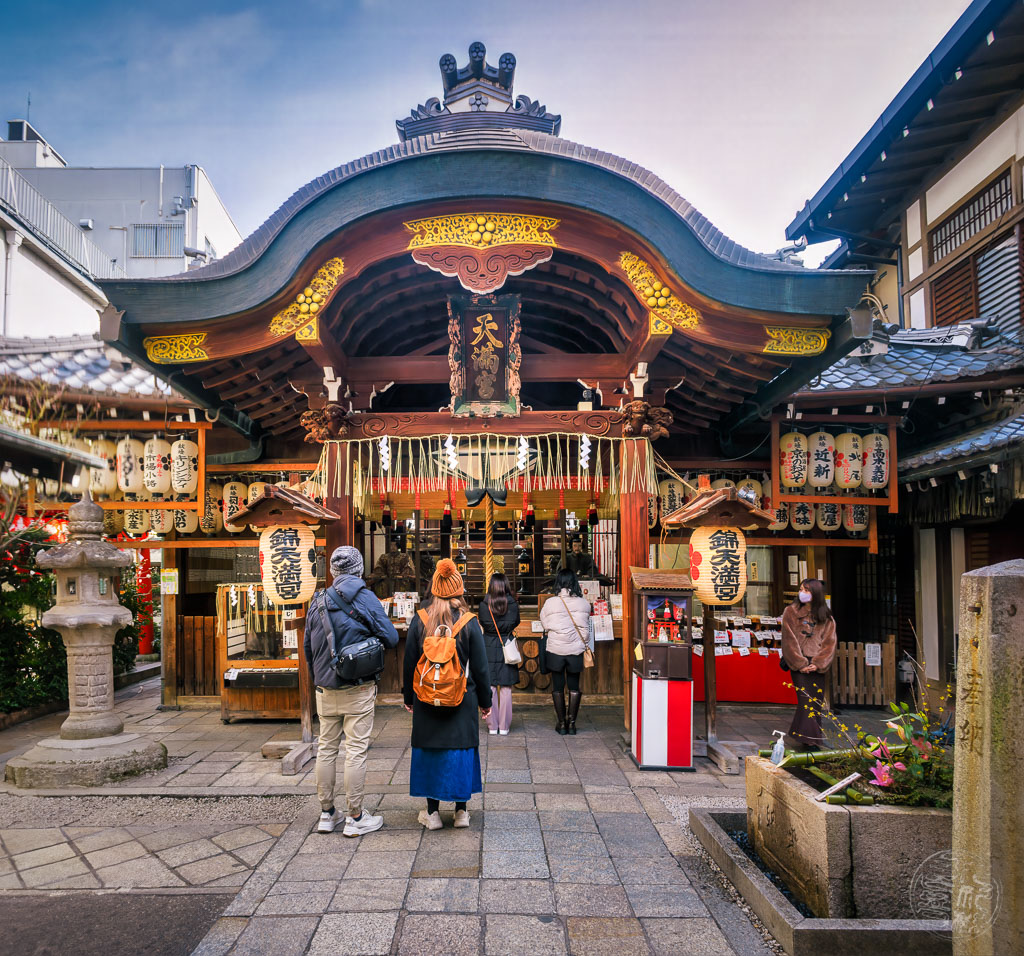Jjapan (2022/23) - Kyoto - Nishiki-Tenmangu Schrein - 20230206-120650-IMG_0268-Pano-Bearbeitet